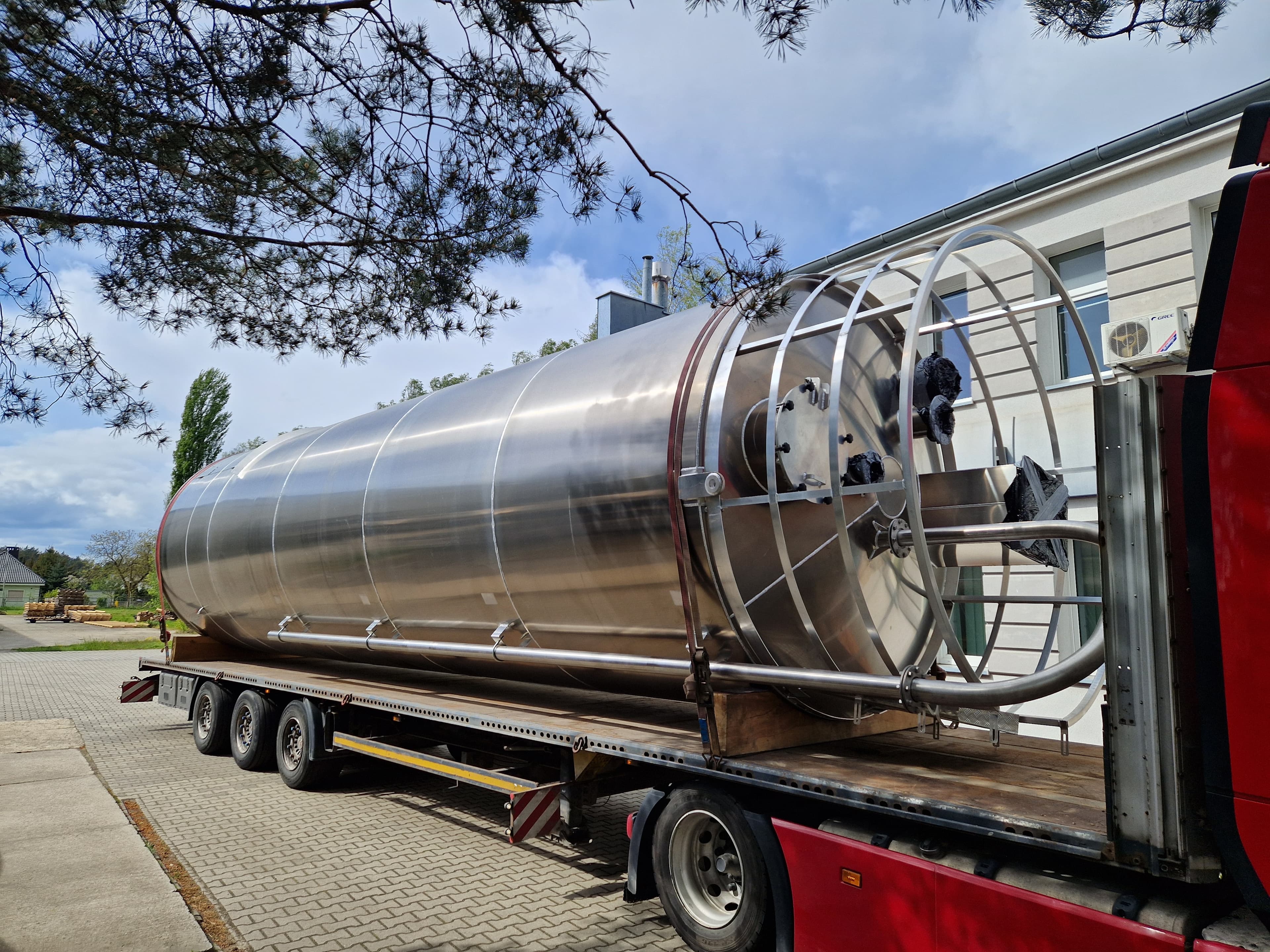 Aluminiowy zbiornik o pojemności 55 m³